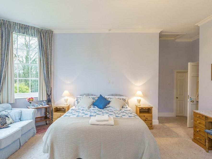 Marshwood Farm B&B And Shepherds Hut Dinton  Extérieur photo